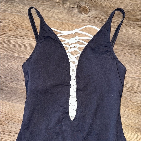 Blue Rod Beattie black and white deep v-neck bathing suit with cutouts size 6 - Picture 2 of 3